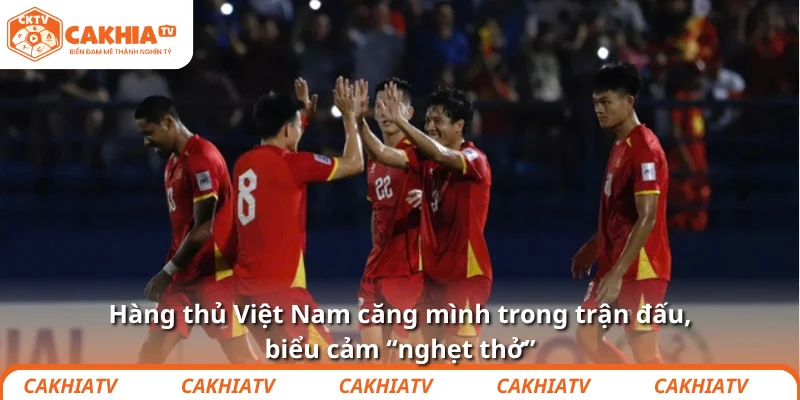 Hàng thủ Việt Nam căng mình trong trận đấu, biểu cảm “nghẹt thở”