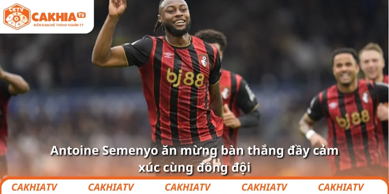 Antoine Semenyo ăn mừng bàn thắng đầy cảm xúc cùng đồng đội